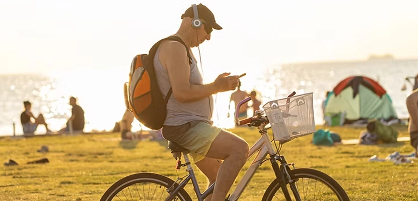 Can (and should) bicyclists in Florida wear headphones?